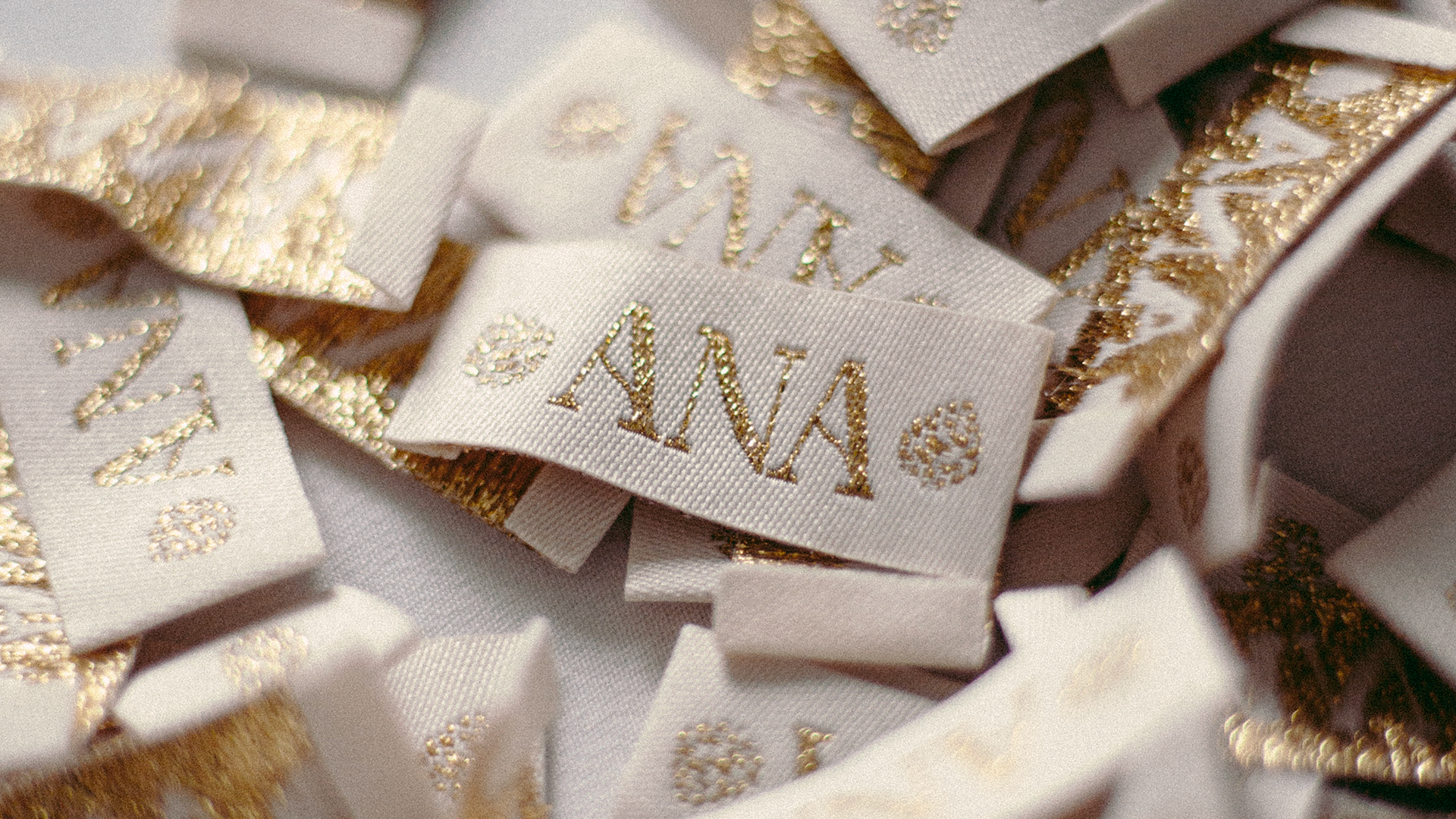 Image de nombreuses étiquettes en tissu avec le logo.