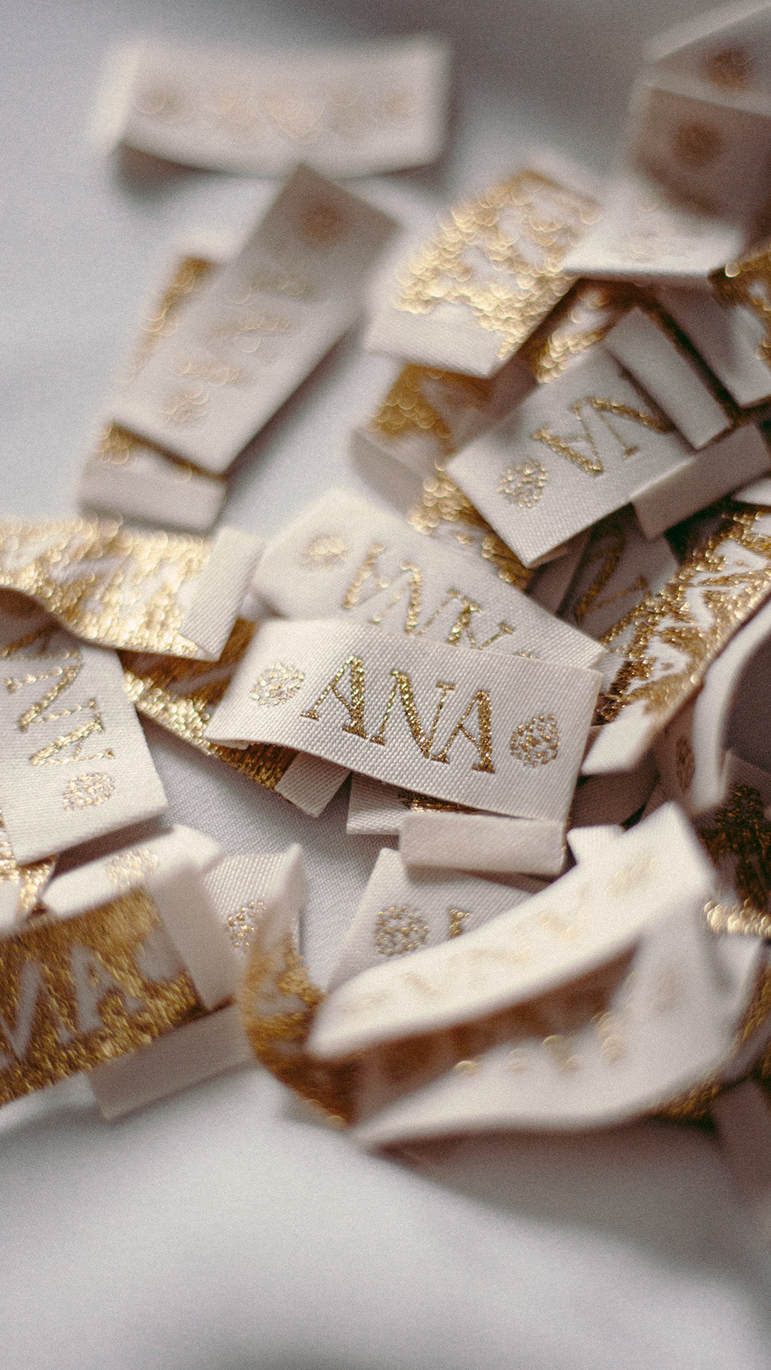 Image de nombreuses étiquettes en tissu avec le logo.