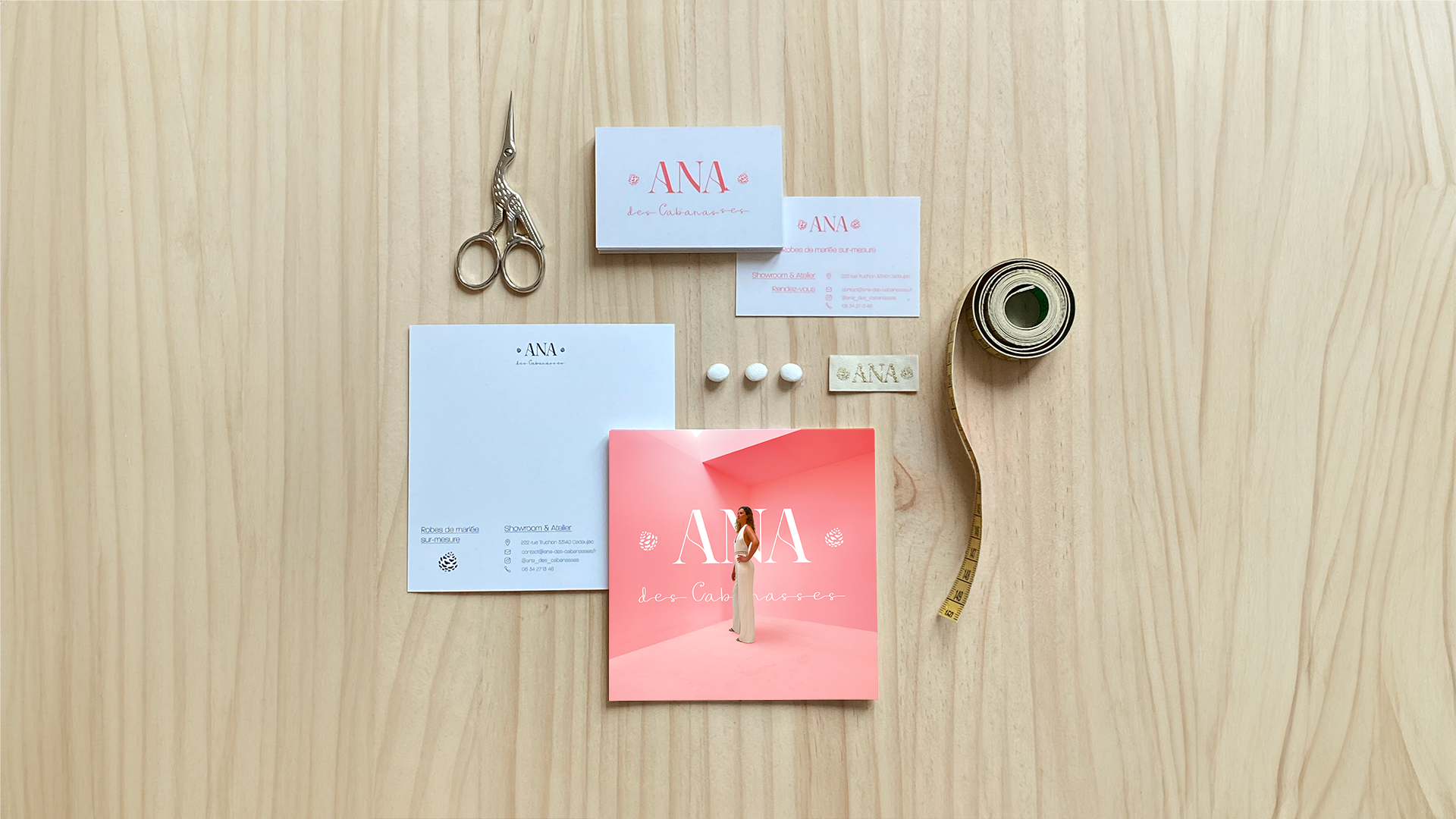 Photo de la carte de visite et du dépliant Ana des Cabanasses.