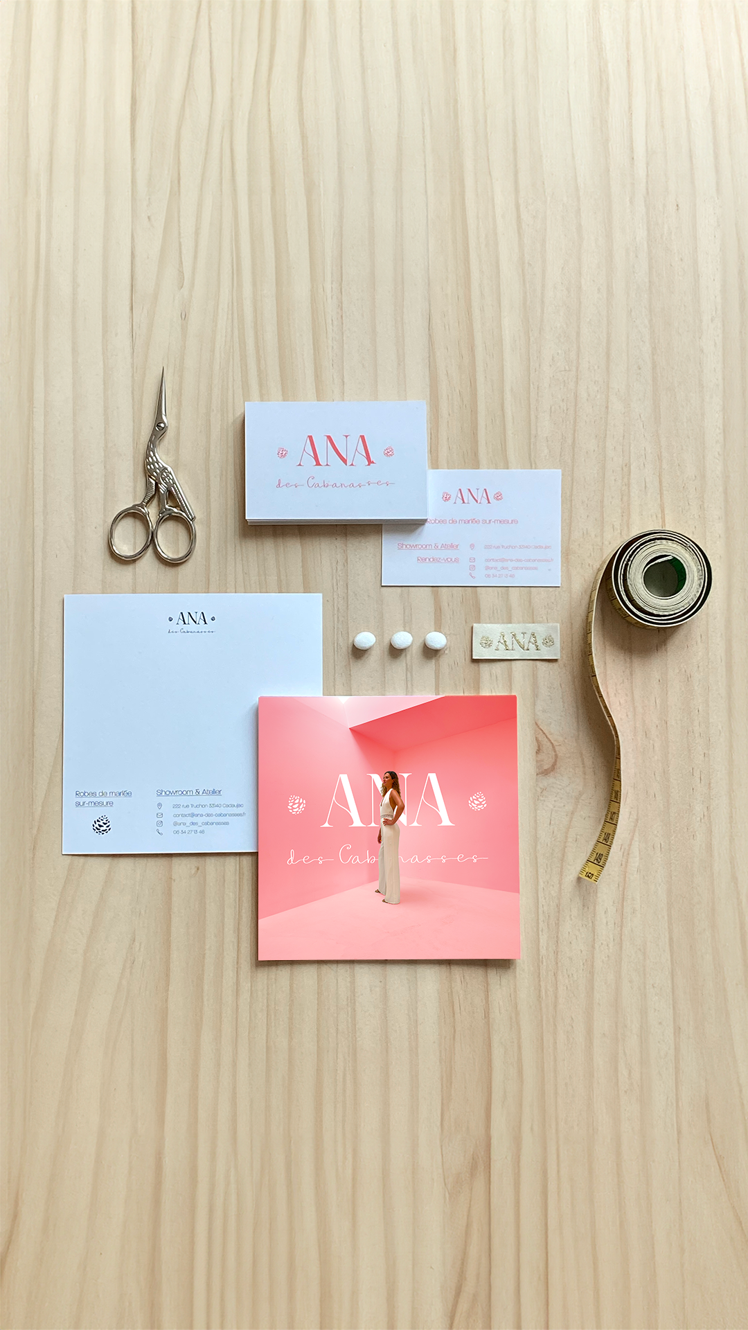 Photo de la carte de visite et du dépliant Ana des Cabanasses.