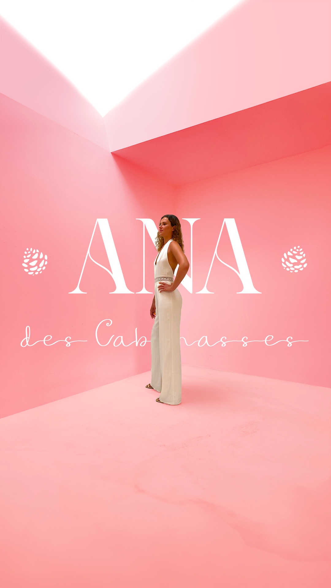 Image d'un modèle portant un costume de mariage dans un environnement minimaliste rose, vue de côté.