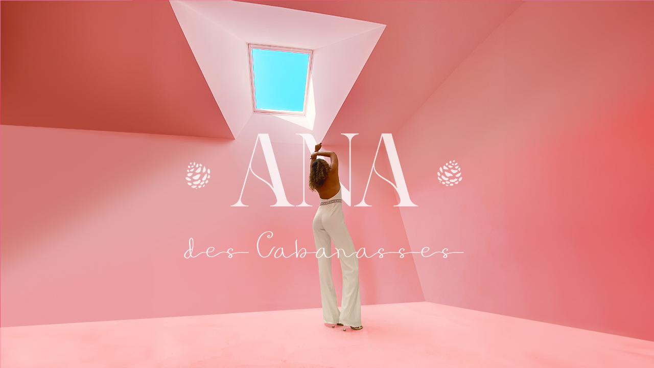 Image d'un modèle portant un costume de mariage dans un environnement minimaliste rose, vue arrière.