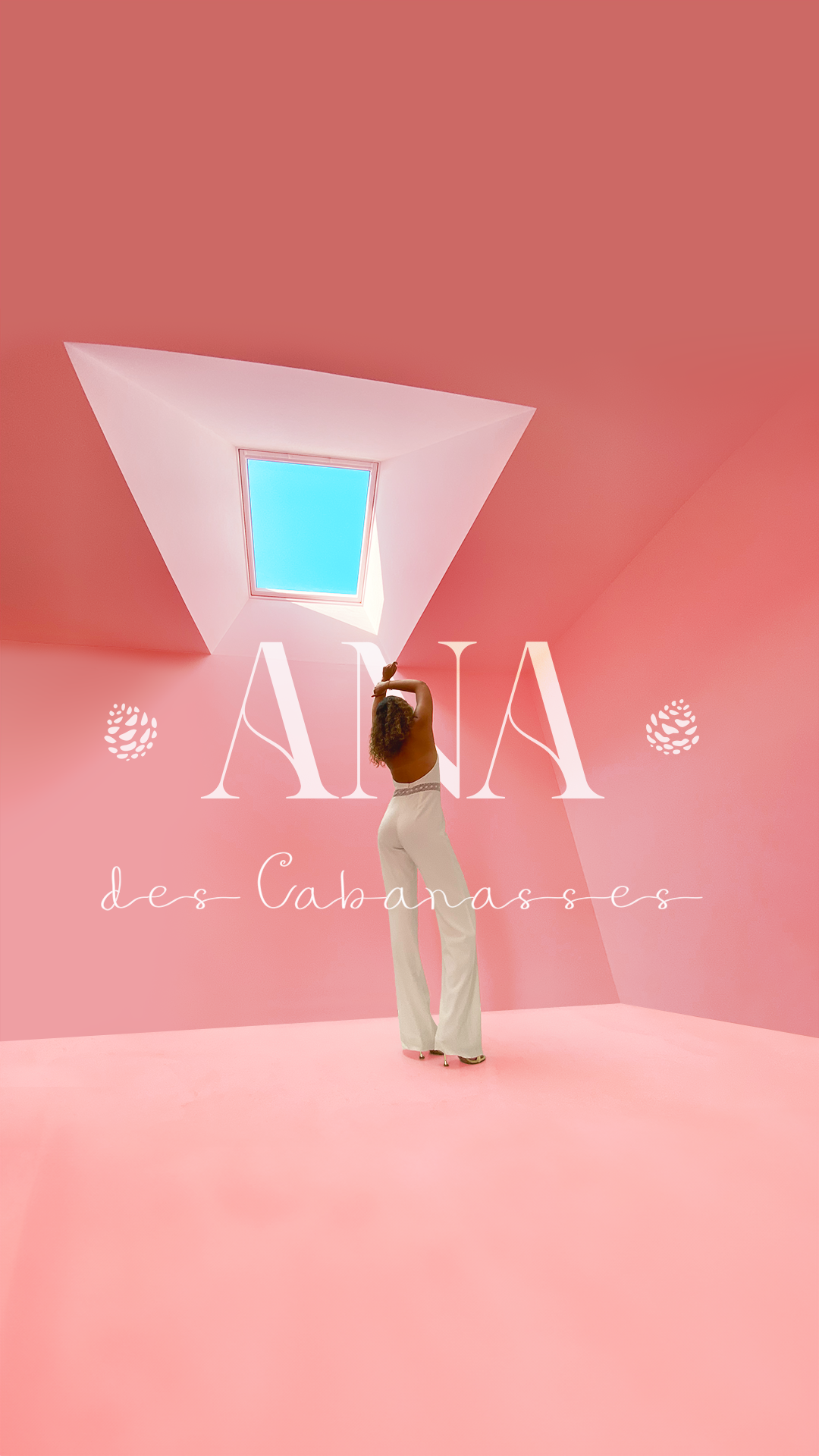 Image d'un modèle portant un costume de mariage dans un environnement minimaliste rose, vue arrière.