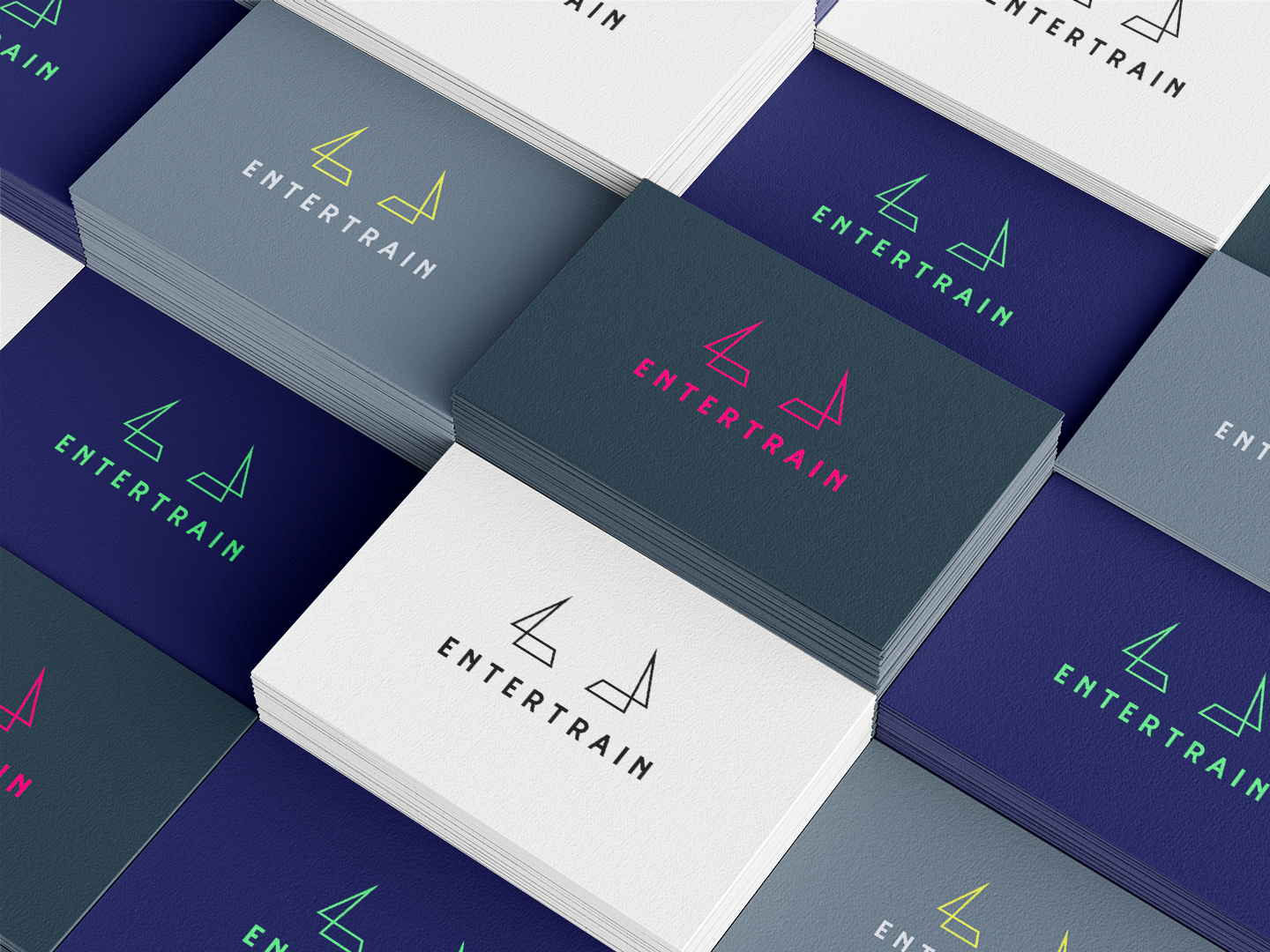 Une photo de nombreuses cartes de visite Entertrain coaching avec différentes couleurs.