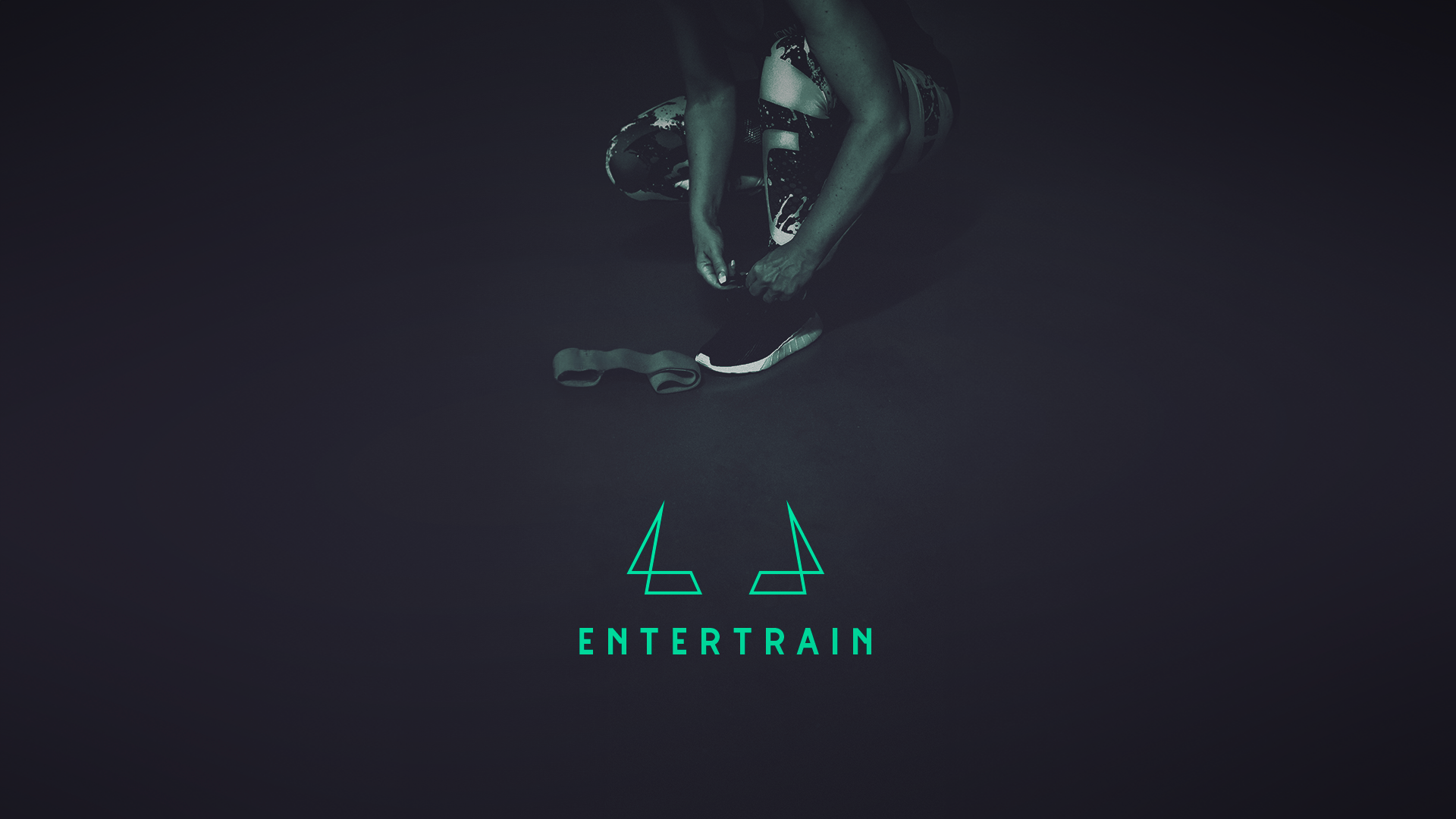 Un logo abstrait géométrique pour Entertrain. Un mot valise associant divertissement et entraînement. Le design fusionne élégamment les bras de développé-couché et les cornes de taureau, incarnant la force et le dynamisme. Répondant aux besoins du client d'une identité de marque unique et percutante.