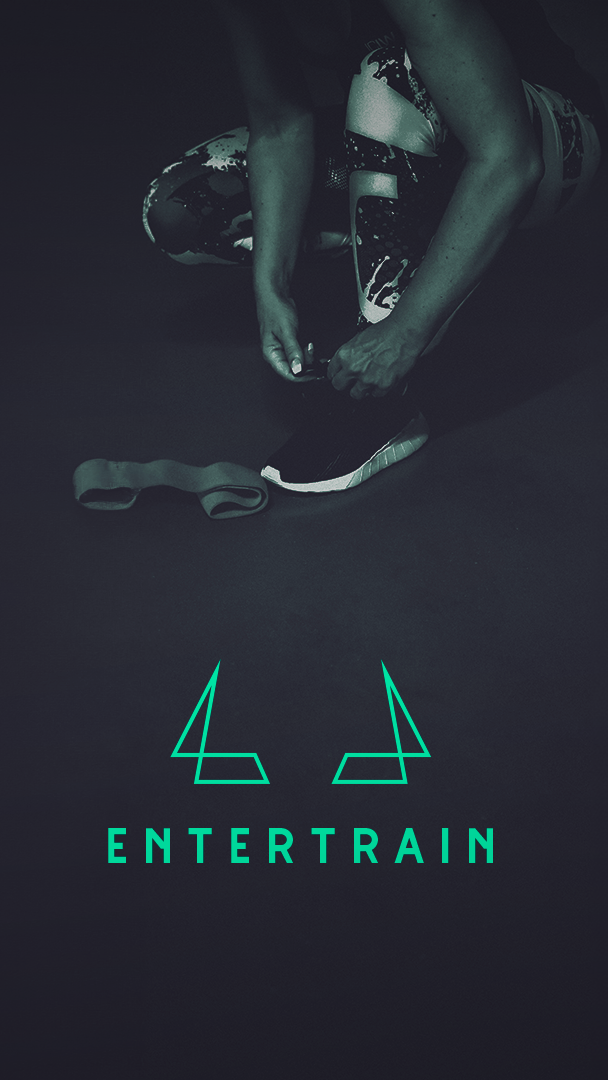 Une affiche montrant une femme en tenue de sport lacant ses chaussures avec le logo Entertrain en bas.