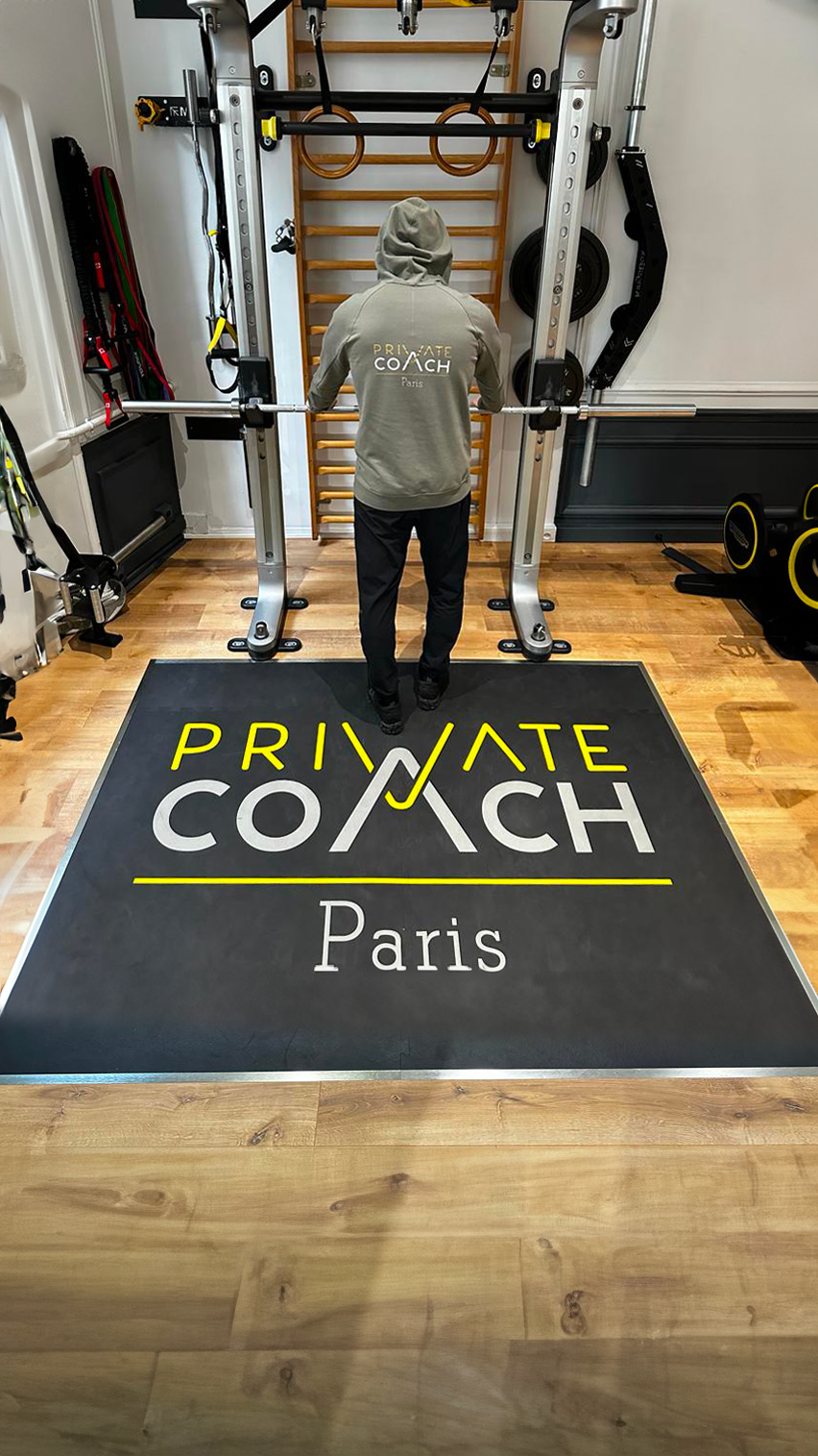 Un sol en caoutchouc dans la salle de sport avec le logo Private Coach imprimé dessus.