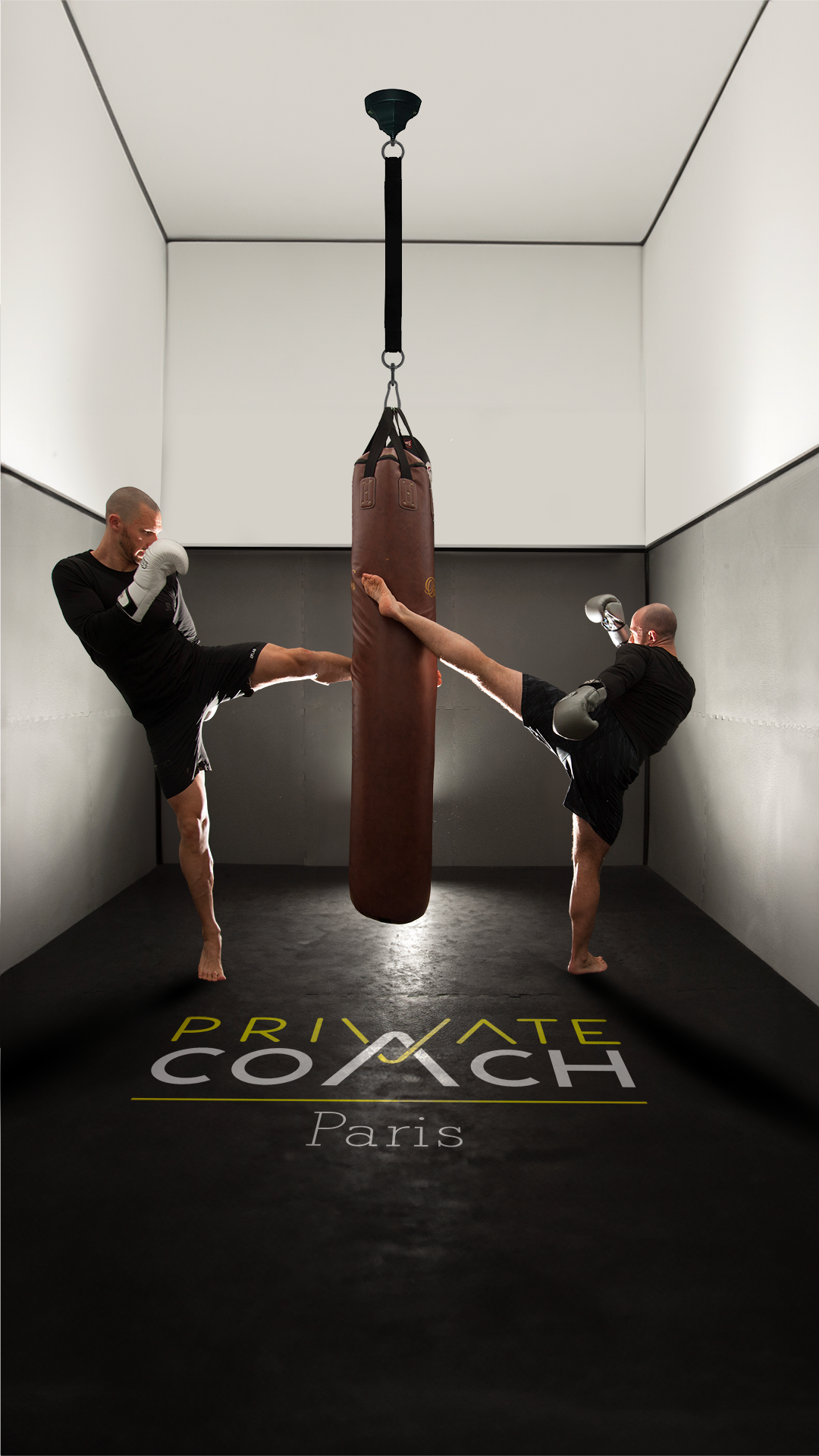 Logo Private Coach imprimé sur le sol de la salle de sport.